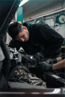 Mekaniker som arbetar med bilmotor